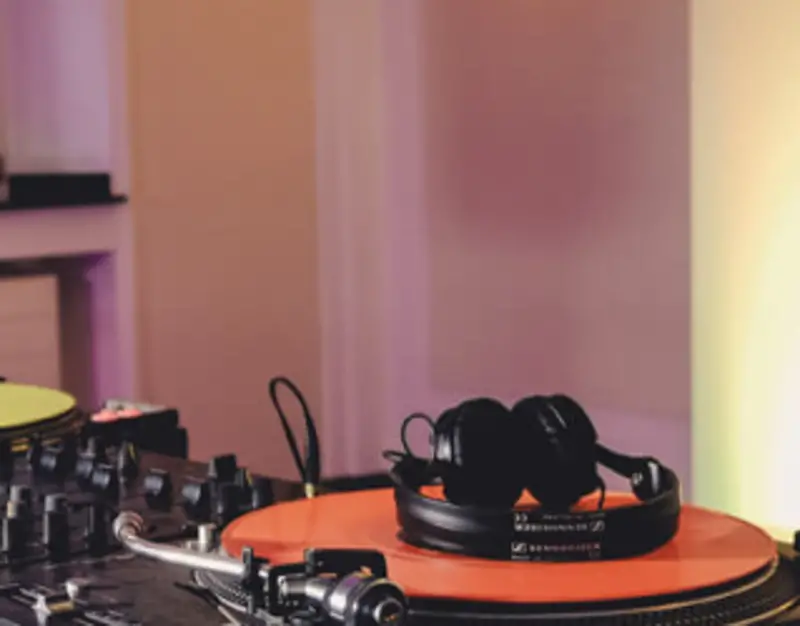 DJ am Pult, Hände auf den Plattenspielern