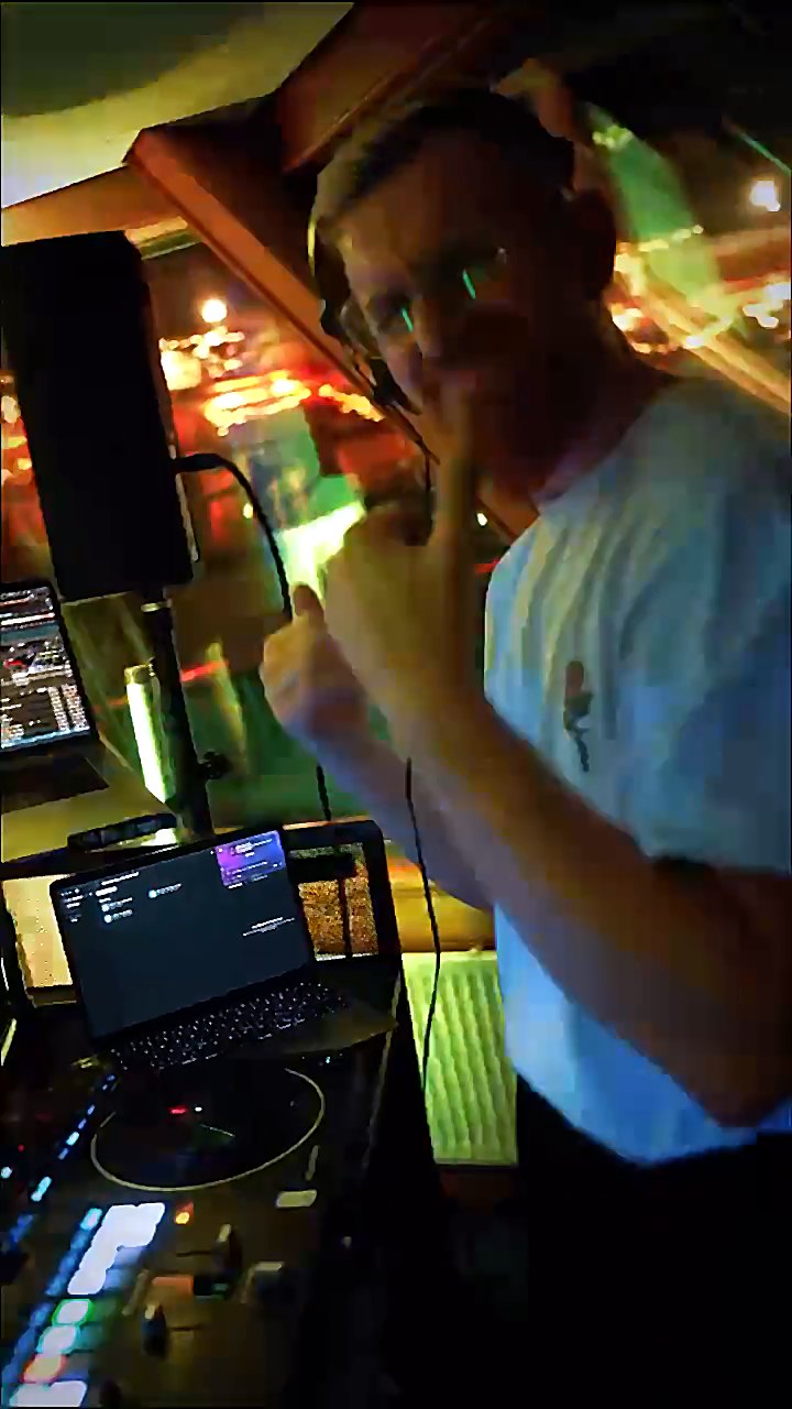 DJ am Pult, Box auf dem Stativ, Laptop bereit