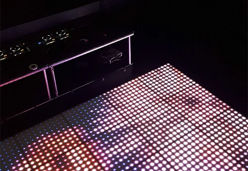 Pixel-Tanzboden mit Discokugel darüber
