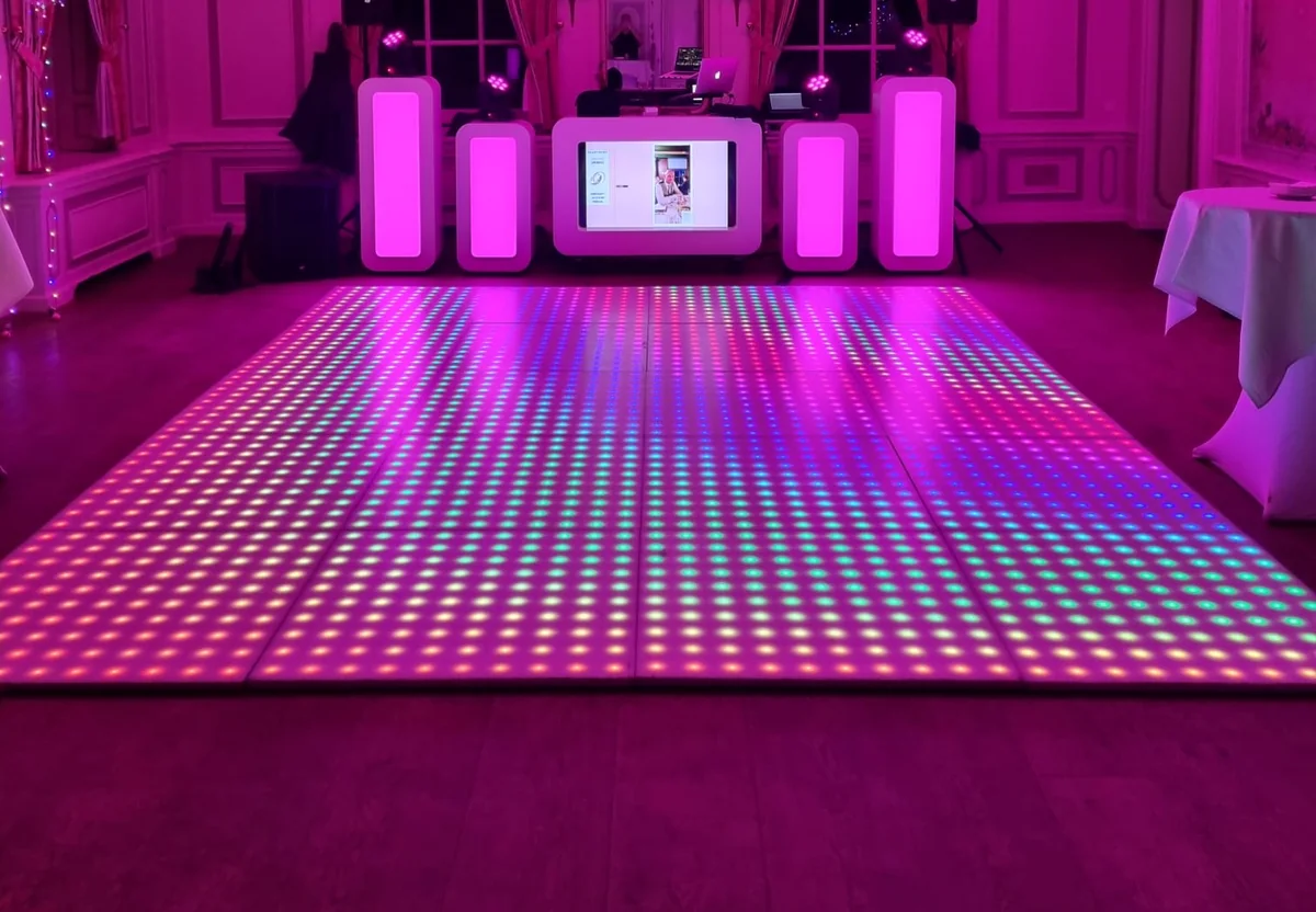 LED-Tanzfläche im Ballsaal, Pixel in Regenbogenfarben