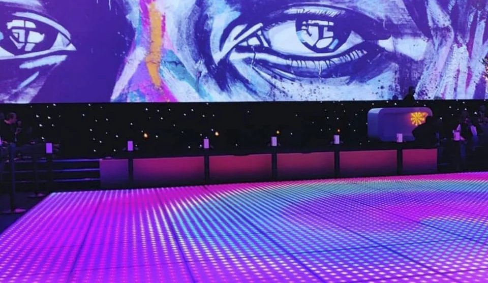 Große LED-Tanzfläche in Violett